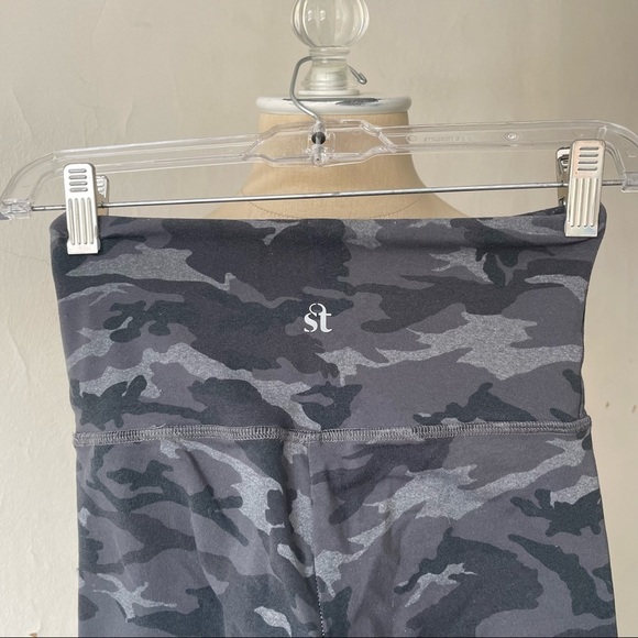 Strut This Dallas Tegan Gray Camo Star High Waisted Ankle Legging EUC One Size - Picture 4 of 6